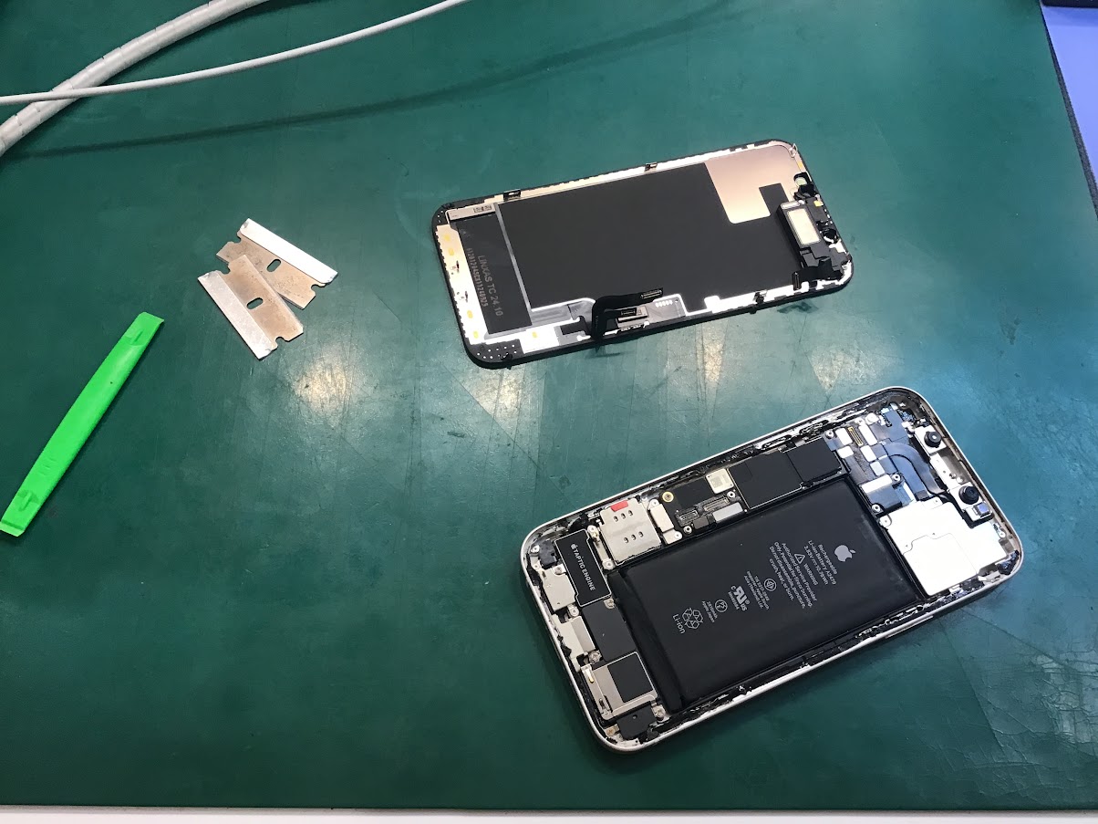 iPhone12のバッテリー交換ならデータそのまま修理可能なスマホ修理工房港北TOKYU S.C.店へ！